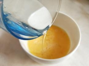 加入40克温水搅拌均匀。