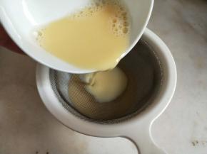 将搅匀的鸡蛋液过筛1-2遍，可以使蛋羹更嫩滑。
