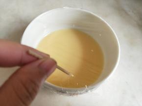 用牙签在保鲜膜上戳几个小洞。