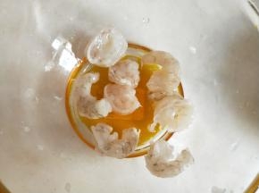 虾仁洗干净。