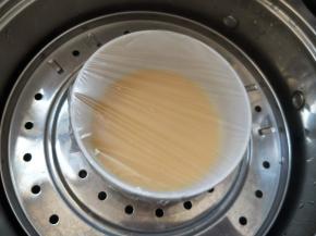 水烧开后放入蛋羹蒸5分钟定型。