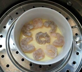 定型后再放入虾仁，蒸8分钟出锅。
