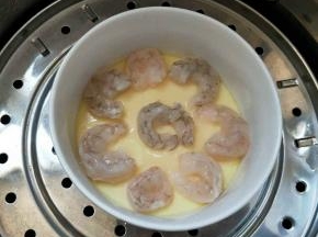 定型后再放入虾仁，蒸8分钟出锅。