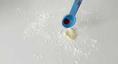 揪出一点点面团，加入适量红曲米粉。