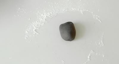 同理，在取一部分面团，加入适量深黑可可粉。