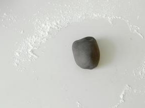 同理，在取一部分面团，加入适量深黑可可粉。