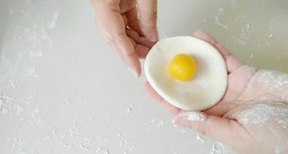 面团擀成包子皮，包入自己喜欢的陷，这里是奶黄馅。