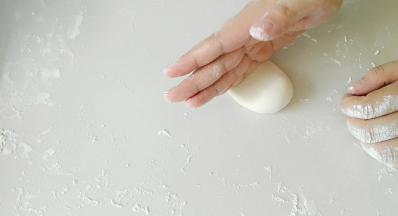 搓成长椭圆，在面团的三分之二处，摁下去，三分之一是嘴巴，高起来，不摁。