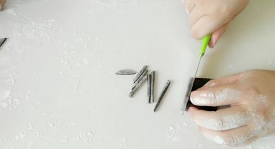 切出粗点的黑面条。