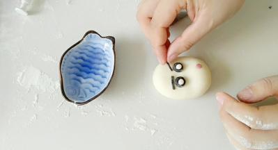 粘上眼睛，及细黑面条。