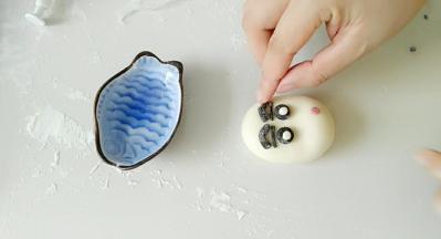 在粘上小新标志性黑眉毛。