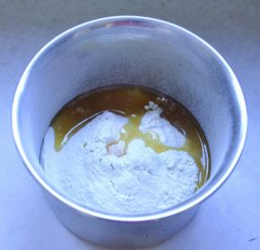 3、把材料2也全部放入容器内，