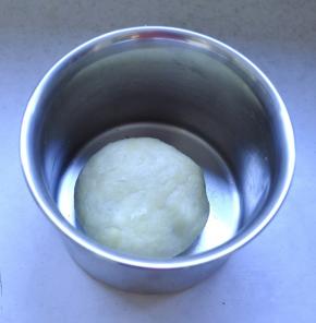 4、揉成光滑的面团