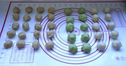 6、分别把油酥分成20个面团，酥皮1和酥皮2的面团各分成10个面团，盖保鲜膜静置15分钟