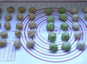 6、分别把油酥分成20个面团，酥皮1和酥皮2的面团各分成10个面团，盖保鲜膜静置15分钟