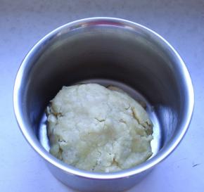 5、把材料3也全部放入容器内，揉成光滑的面团