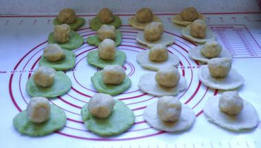 7、每个酥皮的面团里包入一个油酥面，