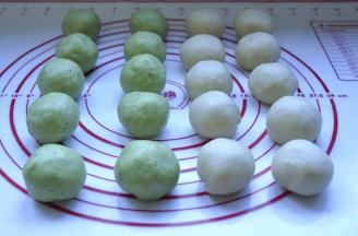 8、包好后收口朝下，揉圆放在面垫上