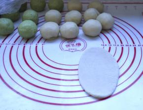 9、分别把包好的面团擀开，成牛舌形状，由上往下卷起来，收口朝下，放在面垫上