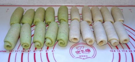 11、在重复刚才的方法，把所有的面团卷一次，