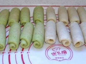 11、在重复刚才的方法，把所有的面团卷一次，