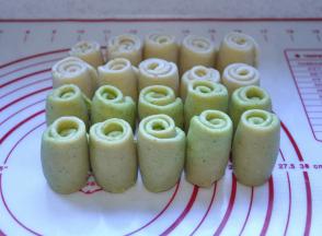 12、然后把面团立起来，备用。