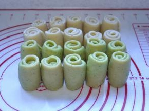 12、然后把面团立起来，备用。