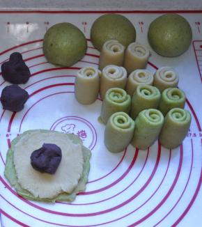 13、把酥皮1和酥皮2按扁叠加起来，包入紫薯馅捏紧，收口向下。