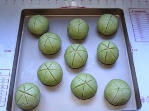 14、用刀片在包好的顶部对角切出六刀口，深度以切破面皮为宜，放入烤盘