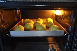 15、送入提前预热好的烤箱中，上下火140度中层烤40分钟