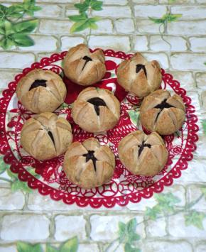 16、漂亮的荷花酥就做好了。