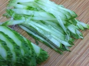 在切成丝
