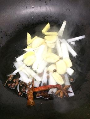 炒锅里加入适量的油烧热后，放入调料炒出香味