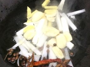 炒锅里加入适量的油烧热后，放入调料炒出香味