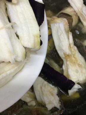 在加入茄子，水和食材一平即可，大火煮开，转小火慢炖30分钟，直到茄子熟为止