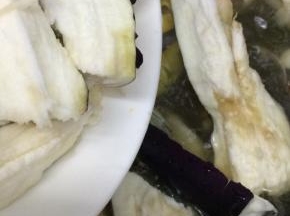 在加入茄子，水和食材一平即可，大火煮开，转小火慢炖30分钟，直到茄子熟为止