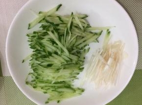 大葱也切成丝