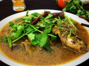 嘎牙鱼和茄子一起炖，茄子吸收了鱼肉的香味，是很好的搭配