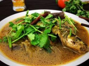 嘎牙鱼和茄子一起炖，茄子吸收了鱼肉的香味，是很好的搭配