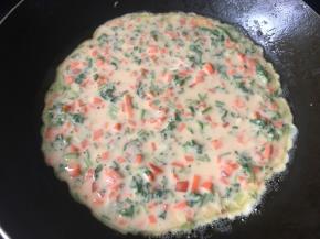 锅里热油倒入鸡蛋糊中小火慢煎