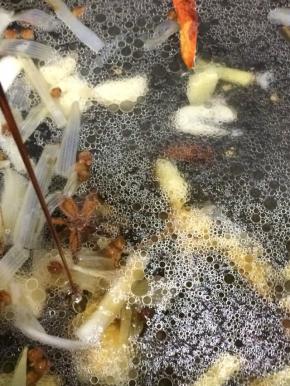 再倒入少许的生抽大火烧开