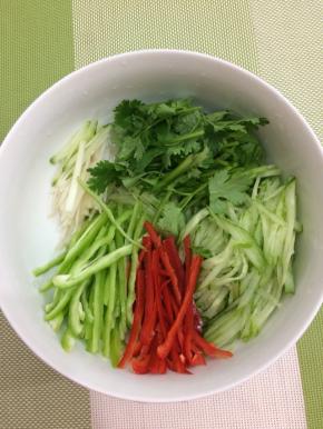 切好的食材放入大碗中