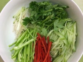 切好的食材放入大碗中