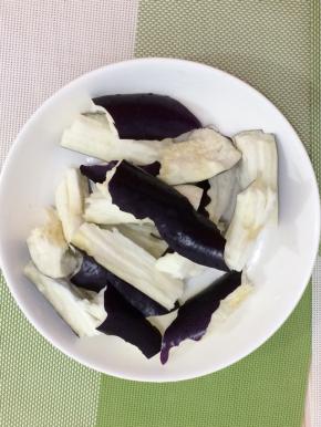 茄子洗干净，用手撕成条备用