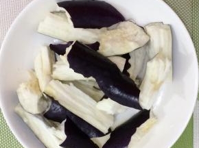 茄子洗干净，用手撕成条备用