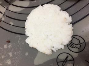 把糯米团用手按成圆饼