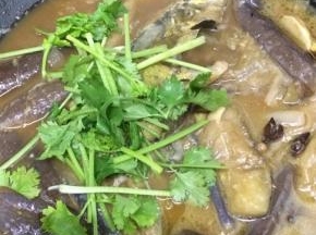 炖熟后关火，出锅撒上香菜，这是一道半汤的炖菜