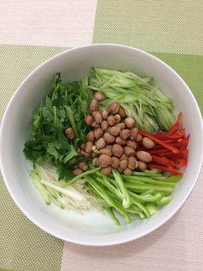 食材中在放入炒熟的花生米