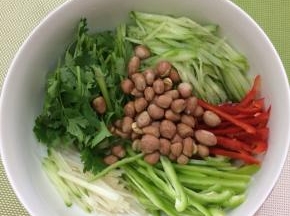 食材中在放入炒熟的花生米