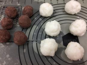 糯米饭和豆沙用手搓成圆球备用